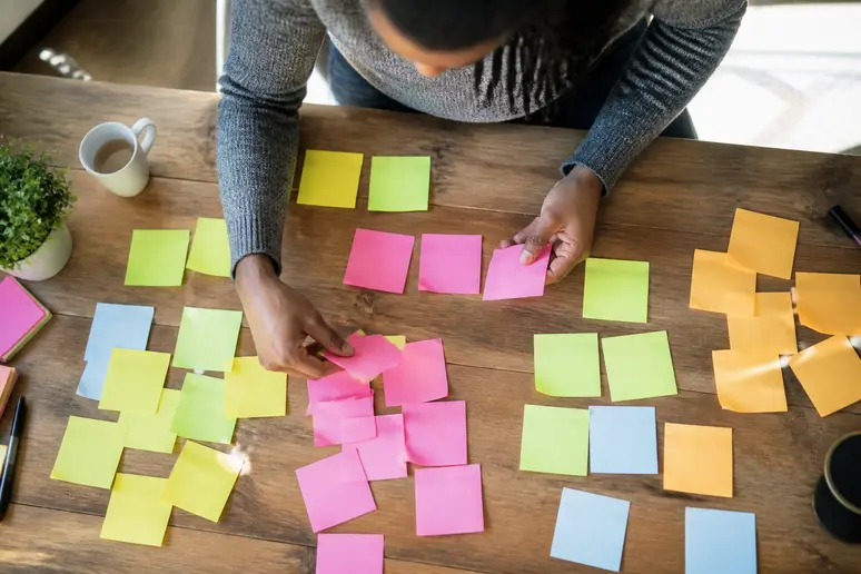Analyst organizing qualitative feedback themes for customer intelligence during coding sessions