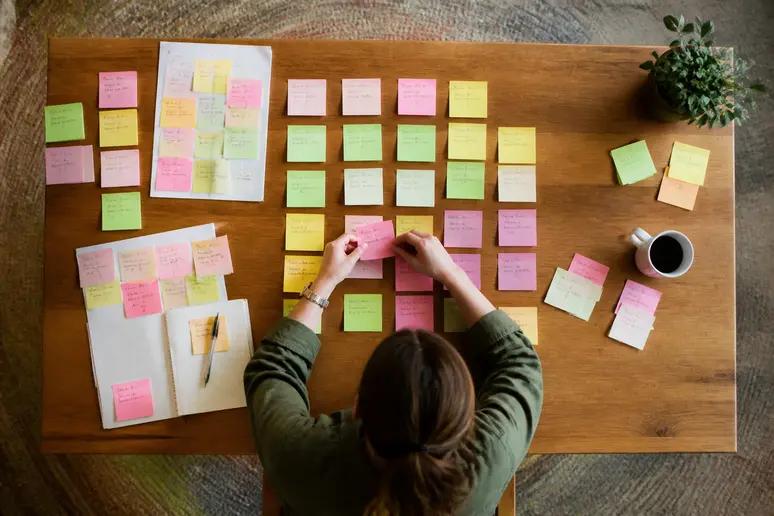 Content strategist mapping web content writing routine keyphrases onto structured notes.